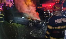 Incendiu la un autoturism parcat pe raza municipiului Fălticeni. Flăcările au avariat un  model Mercedes