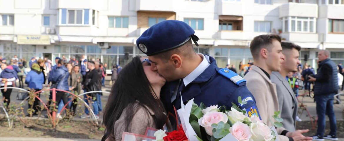 Cereri în căsătorie făcute în centrul municipiului Fălticeni. Clipe de emoție și fericire pentru trei absolvenți jandarmi