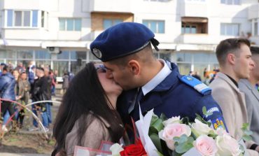 Cereri în căsătorie făcute în centrul municipiului Fălticeni. Clipe de emoție și fericire pentru trei absolvenți jandarmi