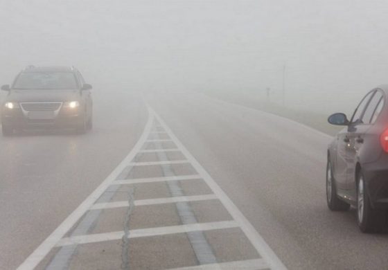 Ceața afectează traficul auto în zona Fălticeni. Șoferilor li se cere să circule cu prudență și să mărească distanța în mers