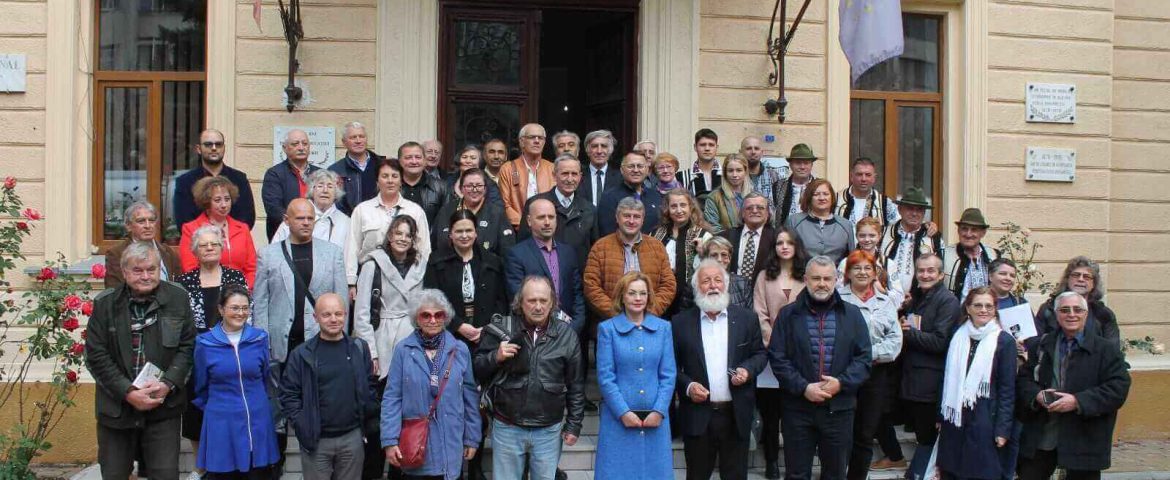 Membrii Cenaclului literar „Nicolae Labiș” au sărbătorit primul an de activitate. Invitați speciali la Colegiul „Nicu Gane”