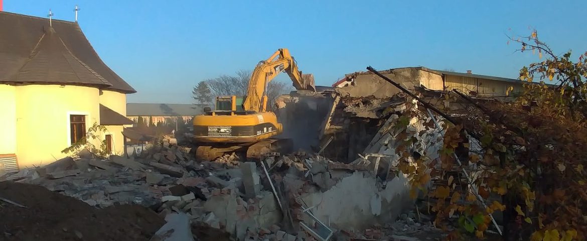 Lucrări de demolare lângă spitalul din Fălticeni. Vechea centrală termică este dărâmată. Vor fi noi locuri de parcare