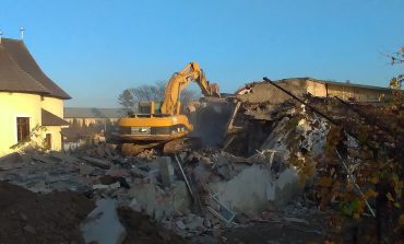 Lucrări de demolare lângă spitalul din Fălticeni. Vechea centrală termică este dărâmată. Vor fi noi locuri de parcare