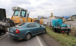 Accident în comuna Fântâna Mare. Sunt implicate două mașini și un buldozer căzut de pe platforma unui camion. Trei persoane rănite au fost transportate la spital