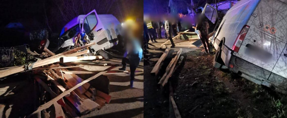 Accident rutier pe raza comunei Preutești. Coliziune între un autovehicul și un atelaj hipo încărcat cu lemne