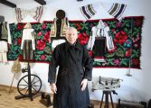 Învățătorul Gheorghe Popa deschide cea de-a treia colecție etnografică. Micul muzeu este amenajat lângă biserica voievodală din satul Rădășeni