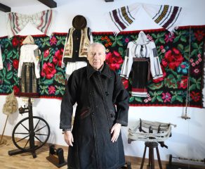 Învățătorul Gheorghe Popa deschide cea de-a treia colecție etnografică. Micul muzeu este amenajat lângă biserica voievodală din satul Rădășeni