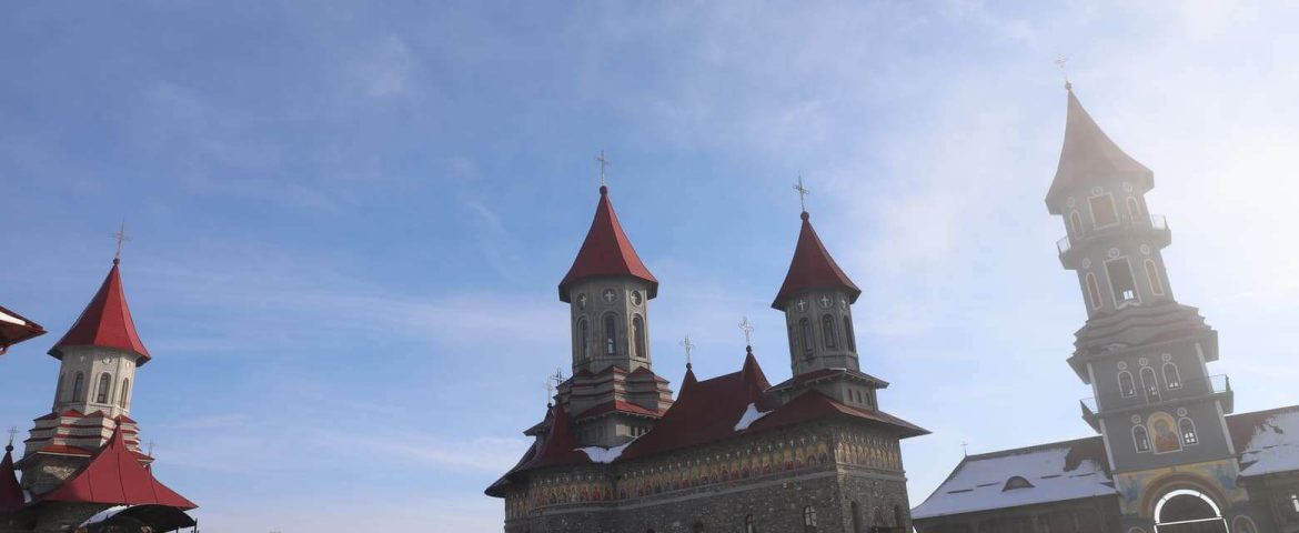 Hramul la Mănăstirea Sfântul Mucenic Mina. Slujbă oficiată de un sobor cu șapte arhierei și cu biserica arhiplină