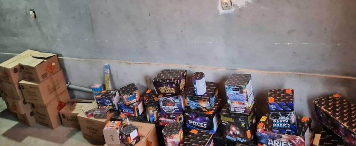 Percheziție domiciliară în comuna Baia. Polițiștii au găsit peste 800 kg de articole pirotehnice deținute ilegal