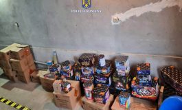 Percheziție domiciliară în comuna Baia. Polițiștii au găsit peste 800 kg de articole pirotehnice deținute ilegal