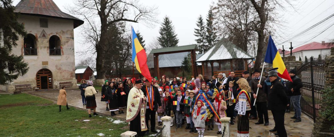 Autoritățile comunei Baia au marcat Ziua Națională. Sărbătoare cu port popular, cântece și rugăciuni pentru țară