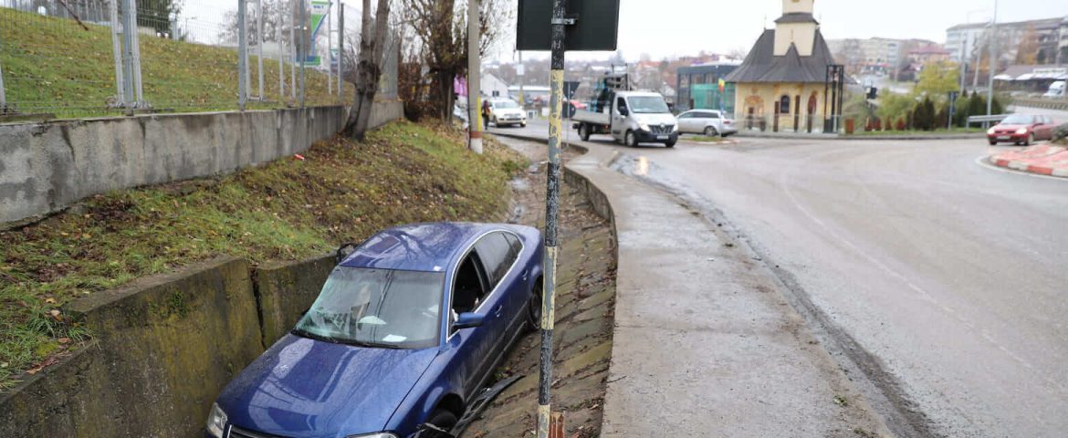 Incident rutier în Fălticeni. Un autoturism scăpat de sub control s-a oprit în șanțul pentru colectarea apei pluviale
