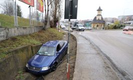 Incident rutier în Fălticeni. Un autoturism scăpat de sub control s-a oprit în șanțul pentru colectarea apei pluviale