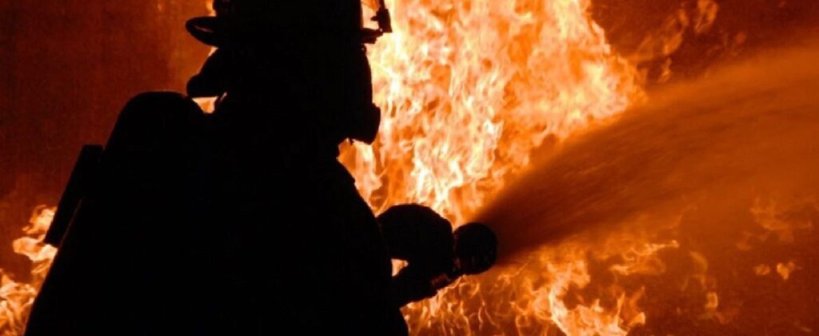Incendiu puternic în comuna Vulturești. Flăcările au cuprins locuința unei gospodării. Minoră intoxicată cu fum