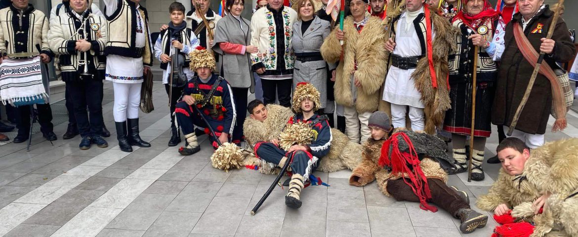 Străjerii din Dolhești au încheiat un nou turneu pentru promovarea tradițiilor și obiceiurilor de iarnă