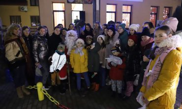 Clipe de poveste și bucurie în prag de sărbători. Moș Crăciun le-a adus multe daruri copiilor din satele Baia și Bogata