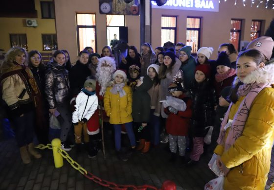 Clipe de poveste și bucurie în prag de sărbători. Moș Crăciun le-a adus multe daruri copiilor din satele Baia și Bogata