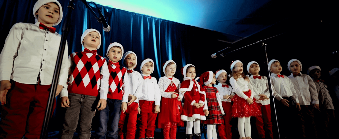 Recital de Crăciun organizat de Clubul Copiilor Fălticeni. Spectacol al micilor virtuozi și al tinerelor talente