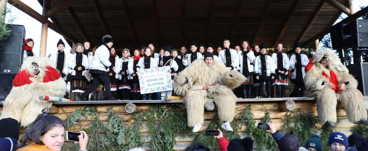 Spectacol de datini și obiceiuri de iarnă organizat în comuna Slatina. Public numeros și invitați pe măsură