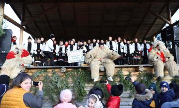Spectacol de datini și obiceiuri de iarnă organizat în comuna Slatina. Public numeros și invitați pe măsură
