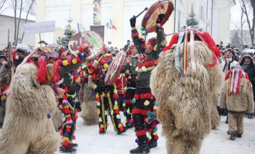 Cetele de urători și mascați vin la Boroaia, Preutești, Baia, Vadu Moldovei, Rădășeni, Dolhești, Forăști și Râșca. Programul complet al evenimentelor din 31 decembrie