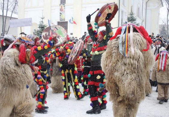 Cetele de urători și mascați vin la Boroaia, Preutești, Baia, Vadu Moldovei, Rădășeni, Dolhești, Forăști și Râșca. Programul complet al evenimentelor din 31 decembrie