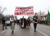 Eveniment în ajunul Anului Nou pe stil vechi. Zeci urători și mascați au readus datinile de iarnă în comuna Drăgușeni