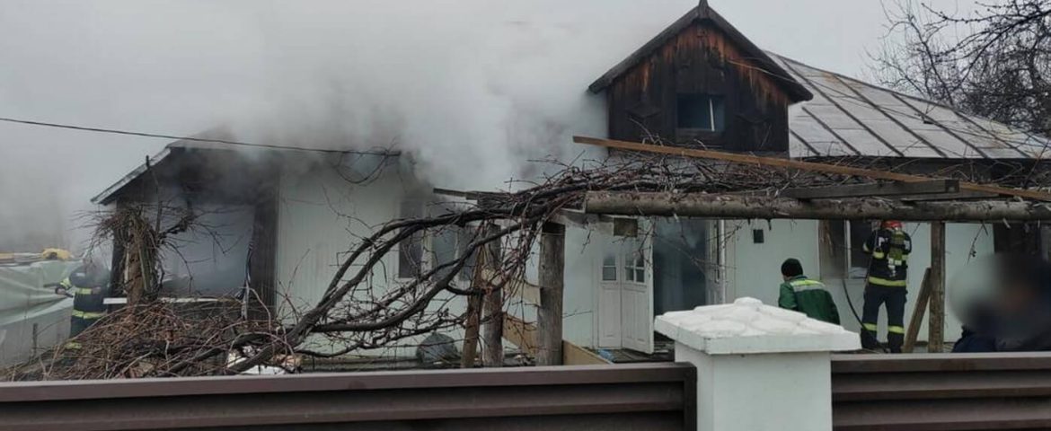Incendiu izbucnit într-o locuință din comuna Bogdănești. Două persoane au avut nevoie de primul ajutor