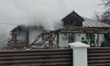 Incendiu izbucnit într-o locuință din comuna Bogdănești. Două persoane au avut nevoie de primul ajutor