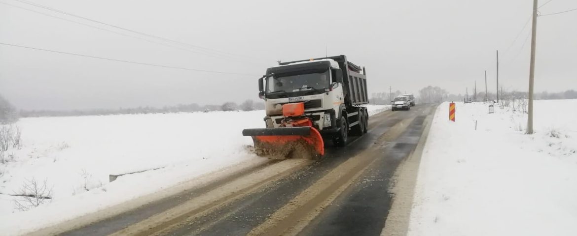 Iarna și-a intrat în drepturi. Circulația se desfășoară fără probleme pe drumurile naționale din zona Fălticeni