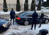 Jandarmii din Fălticeni au prins un tânăr agresiv care fugea de la locul faptei. Victima era căzută pe carosabil