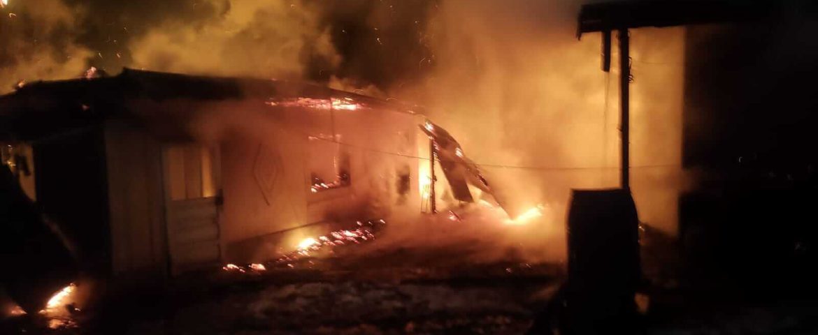 Incendiu puternic în satul Pleșești. Flăcările au cuprins casa și anexele. Proprietarul s-a ales cu arsuri la un picior
