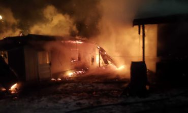 Incendiu puternic în satul Pleșești. Flăcările au cuprins casa și anexele. Proprietarul s-a ales cu arsuri la un picior