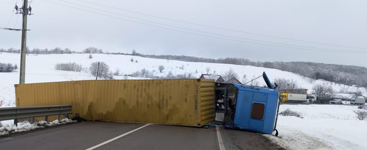 Trafic blocat pe raza localității Vadu Moldovei. Un autotren înmatriculat în Ucraina s-a răsturnat pe carosabil