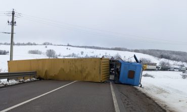 Trafic blocat pe raza localității Vadu Moldovei. Un autotren înmatriculat în Ucraina s-a răsturnat pe carosabil