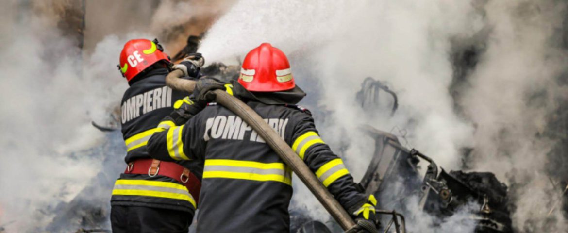 Incendiu puternic în satul Cotul Băii. Un bărbat are arsuri pe corp. Pompierii intervin cu patru autospeciale