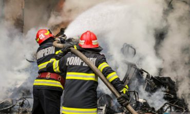 Incendiu puternic în comuna Mălini. Acoperișul și anexa unei case sunt în flăcări. Intervenție cu șase autospeciale