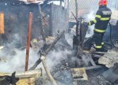 Incendiu la un imobil din municipiul Fălticeni. Flăcările au distrus acoperișul casei, anexa și mai multe bunuri