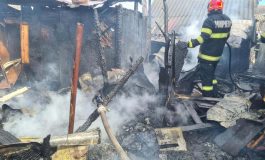Incendiu la un imobil din municipiul Fălticeni. Flăcările au distrus acoperișul casei, anexa și mai multe bunuri