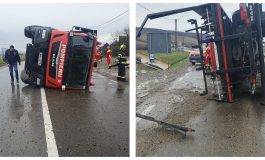 Eveniment rutier în Vadu Moldovei. Autospeciala  Pompierilor din Fălticeni s-a răsturnat pe carosabil. Nu sunt victime