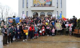 Numeroși tineri și părinți au fost alături profesori, preoți și medici la Marșul pentru Viață desfășurat la Fălticeni