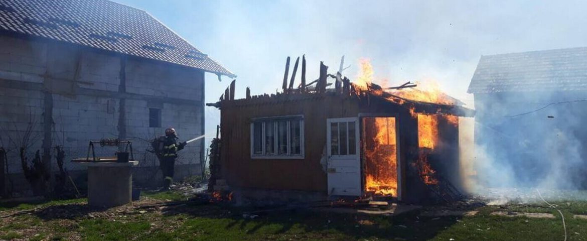 Incendiu în comuna Baia. Bucătărie de vară în flăcări. Paramedicii l-au transportat pe proprietar la spital