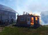 Incendiu în comuna Baia. Bucătărie de vară în flăcări. Paramedicii l-au transportat pe proprietar la spital