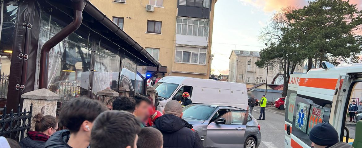 Accident rutier în Fălticeni. Două mașini s-au ciocnit lângă magazinul Simos. Pieton rănit și transportat la spital