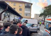 Eveniment rutier în Fălticeni. Două mașini s-au ciocnit lângă magazinul Simos. Pieton rănit și transportat la spital
