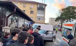 Accident rutier în Fălticeni. Două mașini s-au ciocnit lângă magazinul Simos. Pieton rănit și transportat la spital