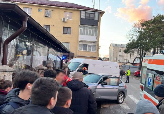 Accident rutier în Fălticeni. Două mașini s-au ciocnit lângă magazinul Simos. Pieton rănit și transportat la spital