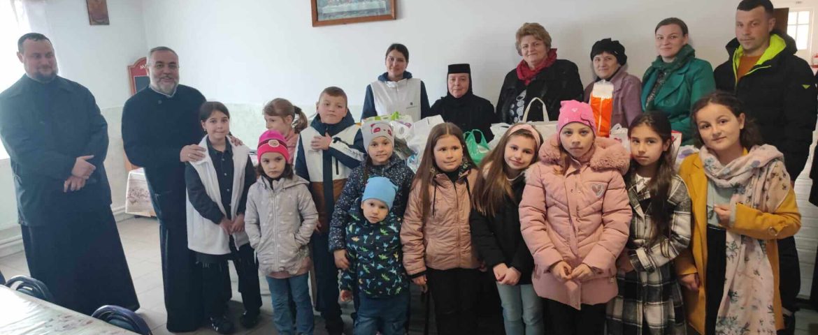 Protoieria Fălticeni și elevii din Leucușești au oferit daruri bunicuțelor de la Așezământul Mănăstirii Buciumeni