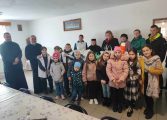 Protoieria Fălticeni și elevii din Leucușești au oferit daruri bunicuțelor de la Așezământul Mănăstirii Buciumeni
