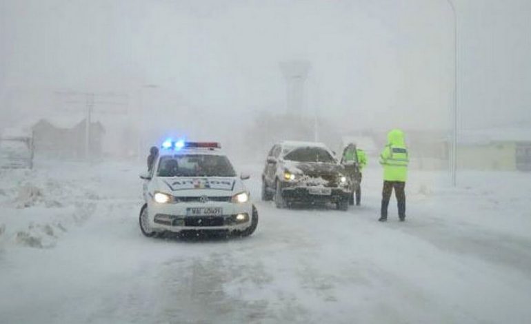 Recomandările Poliției Rutiere pentru reducerea riscului rutier pe vreme rea. Ce sunt sfătuiți să facă șoferii